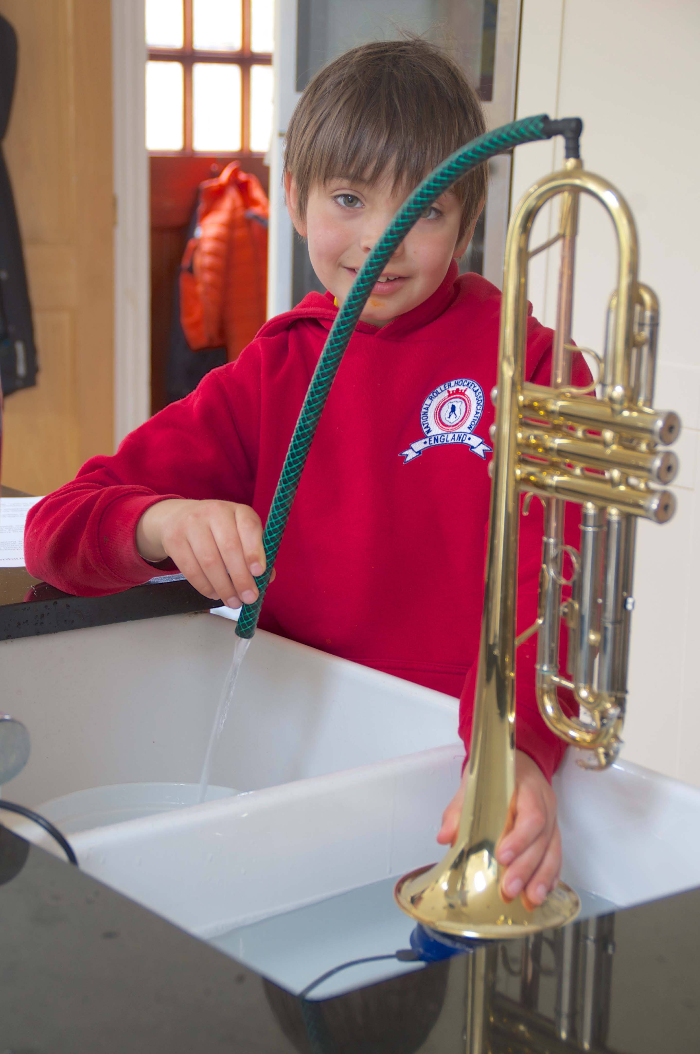 Flushmute - The revolutionary trumpet cleaning system from Spencer Trumpets. How to hold the trumpet during Flushmute cleaning.